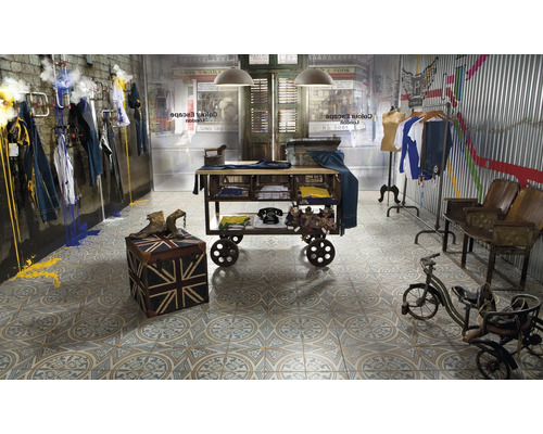 Bekleidung in einem Geschäft mit Fliesenboden und industriellem Design.