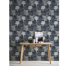 Aménagement d''une pièce avec un papier peint à motif de palmiers derrière une table en bois