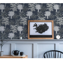 Pièce à vivre avec papier peint à feuilles de palmier et carte d''Islande encadrée