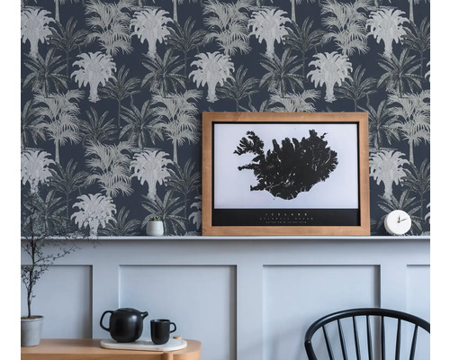 Pièce à vivre avec papier peint à feuilles de palmier et carte d''Islande encadrée