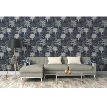 Salon avec canapé, lampadaire et papier peint à motifs de palmiers