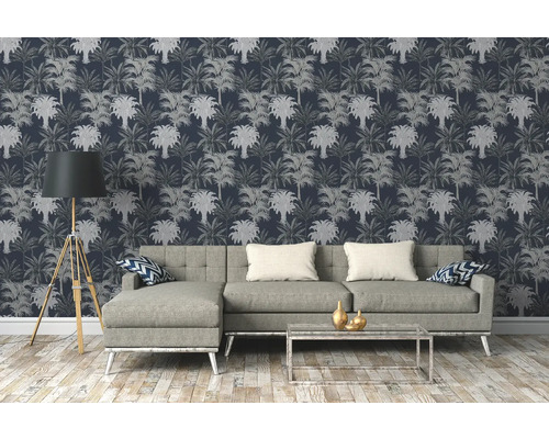 Salon avec canapé, lampadaire et papier peint à motifs de palmiers