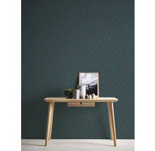 Blaugrüne Tapete mit geometrischem Muster im Raum mit einem Holztisch