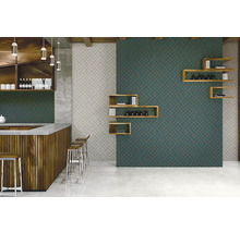 Bar mit geometrischen Wandfliesen und Holzregalen