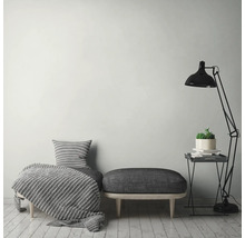 Innenraum mit Sitzmöbeln, Stehlampe und Pflanze