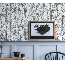 Wohnraum mit Bambusmuster-Tapete und gerahmter Islandkarte