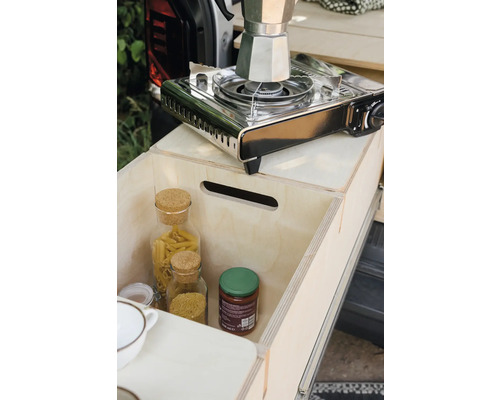 Campingküche mit Gaskocher, Espressokocher und Vorratsgläsern im Auszug