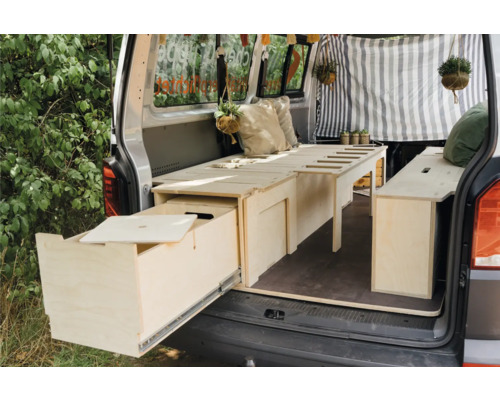 Innenausbau eines Vans mit Holzmöbeln und Auszugsschublade