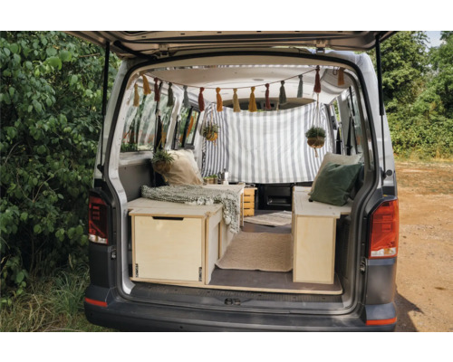 Intérieur d''un van aménagé avec des meubles en bois et des éléments décoratifs