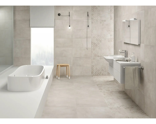 Salle de bain lumineuse avec baignoire, lavabo, miroir, tabouret et carrelage