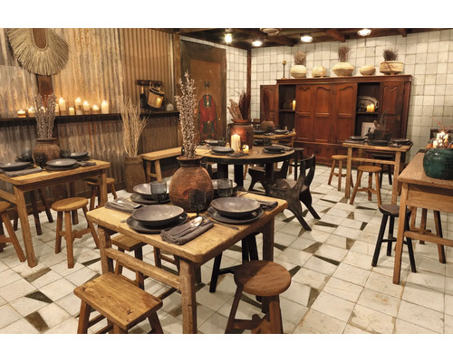 Innenraum mit Tischen, Stühlen und Geschirr im Landhausstil