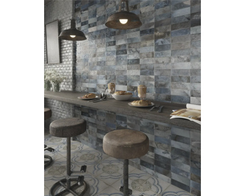 Scène de café avec comptoir carrelé et tabourets de bar