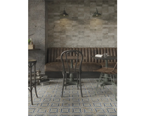 Intérieur avec carreaux de ciment à motifs de mosaïque, banquette et chaises