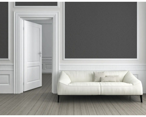 Salon avec papier peint à motifs gris, porte et canapé blancs