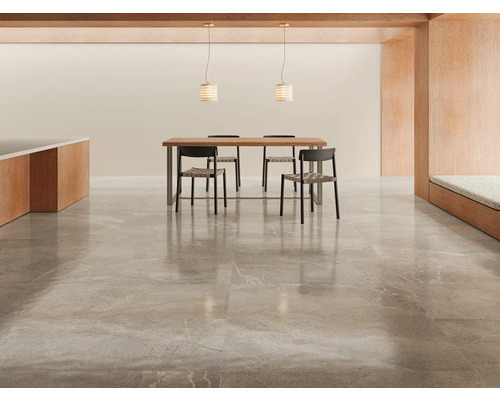 Pièce lumineuse avec table à manger et sol carrelé