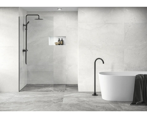 Helles Badezimmer mit Dusche, Badewanne und grauen Fliesen.