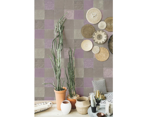 Dekoratives Zimmer mit Wandfliesen im Schachbrettmuster, ergänzt durch Pflanzen und Korbelemente für einen gemütlichen Look.