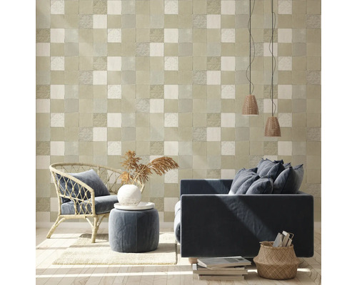 Dekoratives Wohnzimmer mit gemusterter Tapete, Sofa und Sessel