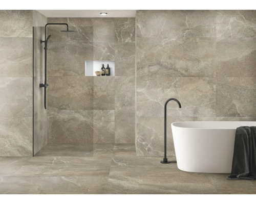 Modernes Badezimmer mit Fliesen in Steinoptik, Dusche und Badewanne