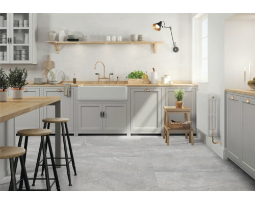 Helle Küche mit Küchenmöbeln, Spüle, Armatur, Wandleuchte und Barhockern