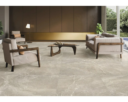 Salon avec carrelage imitation marbre, canapé, fauteuils et table basse