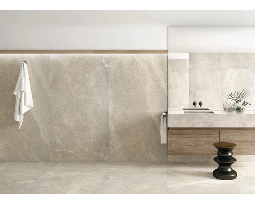 Helles Badezimmer mit Steinzeugfliesen, Waschtisch mit zwei Waschbecken und Hocker