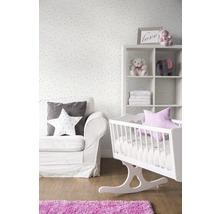 Aménagement d''une chambre d''enfant lumineuse avec canapé, étagère et berceau