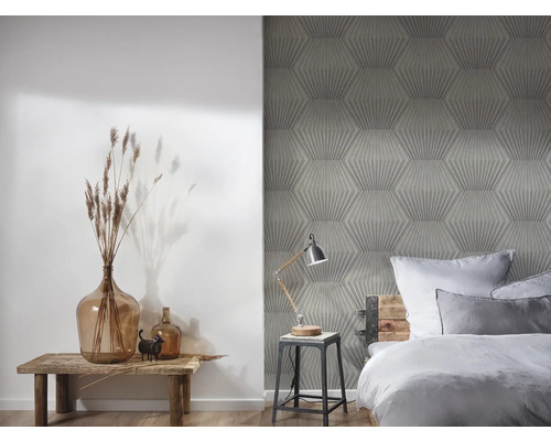 Chambre avec papier peint géométrique, tabouret en bois et décorations