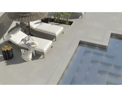 Terrasse avec chaises longues, parasol et piscine avec sol carrelé