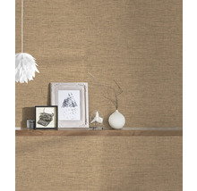 Intérieur avec papier peint textile brun, étagère et décorations.