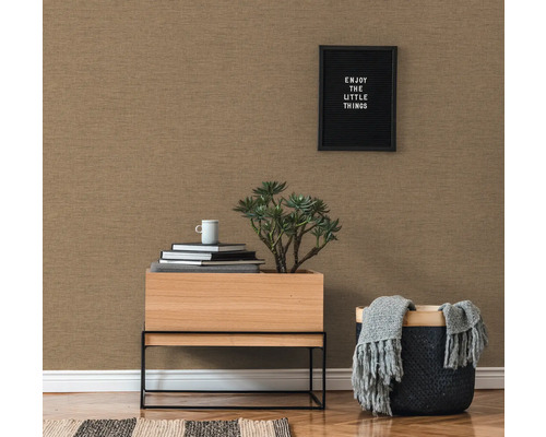 Gros plan d''un papier peint texturé dans un salon avec une petite table, une plante et des éléments décoratifs