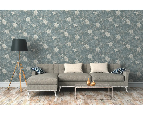 Salon avec papier peint à motifs floraux, canapé et lampadaire