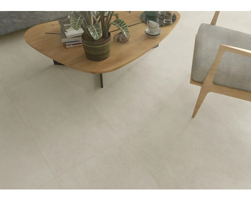 Heller Fliesenboden in Wohnraumumgebung mit Tisch und Stuhl