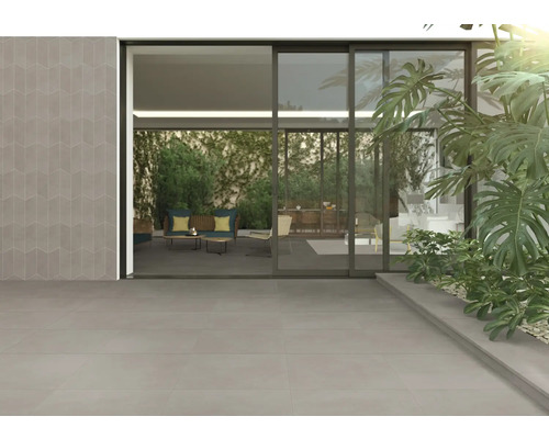 Terrasse mit grossformatigen Fliesen und dekorativer Wandfliese mit Pfeilmuster