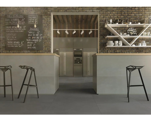 Innenaufnahme einer Küche mit Backsteinwand, Barhockern, Tafel und Küchengeräten.