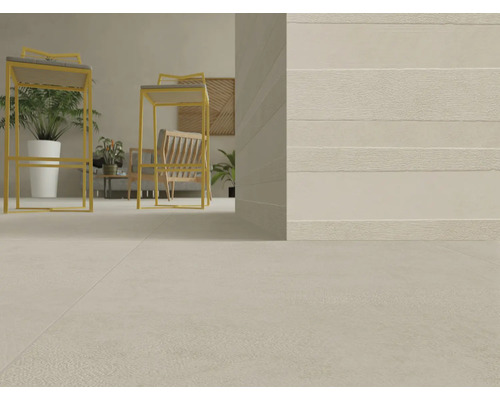 Beige Fliesen in einem hellen, modern eingerichteten Raum mit Stühlen und Pflanzen