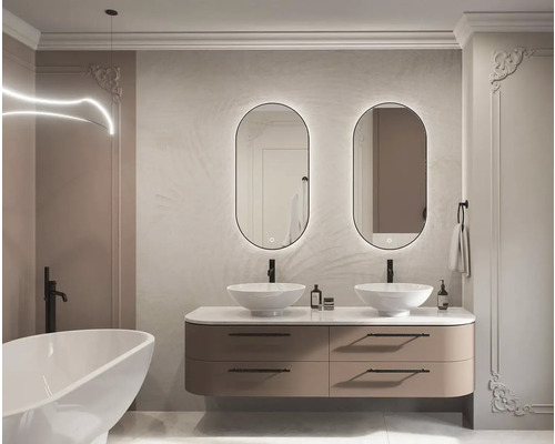 Badezimmer mit Waschtisch, zwei Spiegeln, Badewanne und Beleuchtung