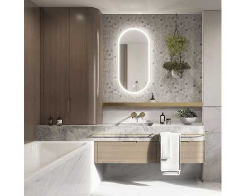 Modernes Badezimmer mit Waschtisch, Spiegel mit Beleuchtung und Marmorverkleidung