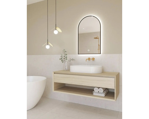 Modernes Badezimmer mit Waschtisch, Aufsatzwaschbecken, beleuchtetem Spiegel und zwei Pendelleuchten