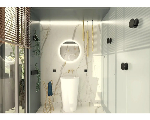 Salle de bains moderne avec lavabo sur pied, miroir et porte-serviettes