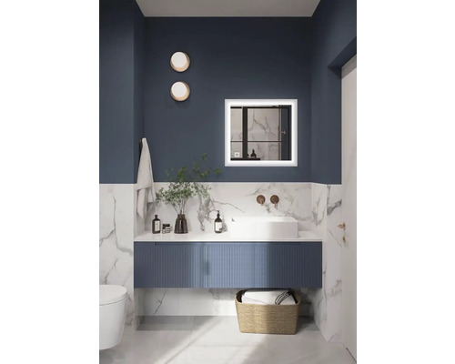 Salle de bains moderne avec lavabo, miroir avec éclairage, toilettes et décoration