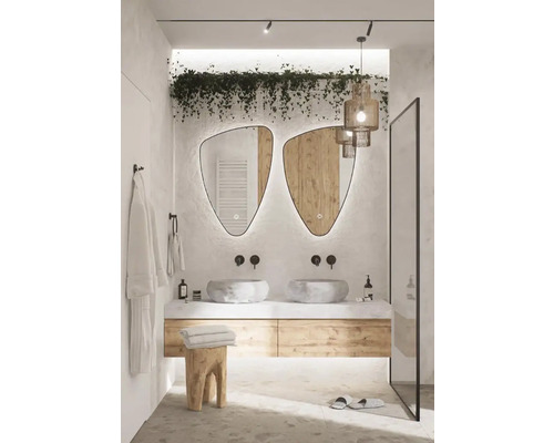 Salle de bains moderne avec double vasque, miroirs, meuble bas en bois et éclairage décoratif
