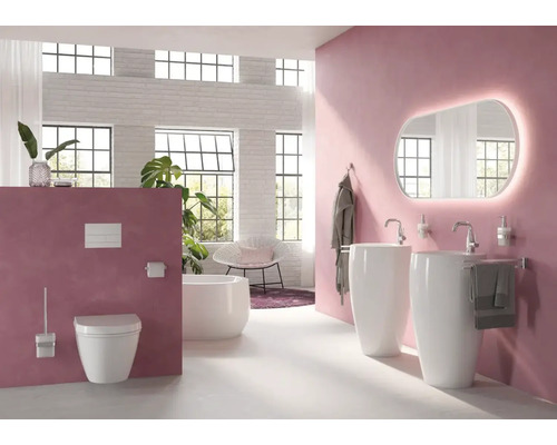 Salle de bain lumineuse avec toilettes, baignoire, deux lavabos et miroir éclairé