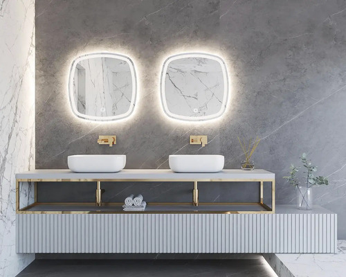 Modernes Badezimmer mit zwei Waschbecken, beleuchteten Spiegeln und Waschtisch