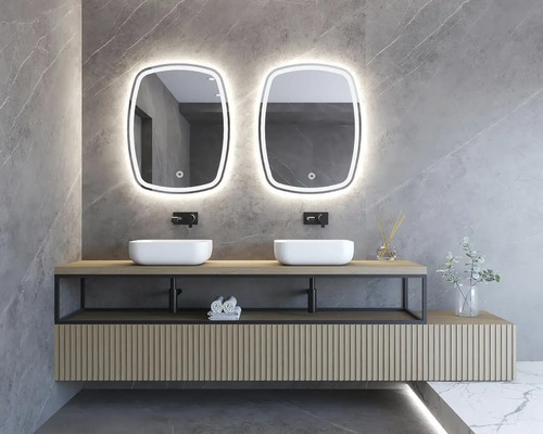 Badezimmer mit zwei Waschbecken, Waschtisch und beleuchteten Spiegeln