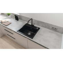Schwarzes Spülbecken mit Wasserhahn in einer modernen Küche