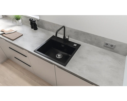 Schwarzes Spülbecken mit Wasserhahn in einer modernen Küche