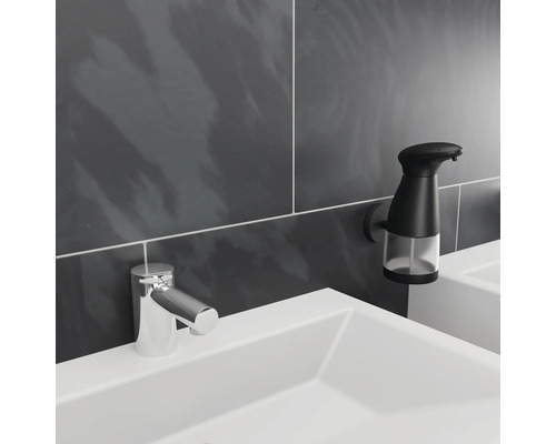 Badezimmer Lavabo mit Armatur und Seifenspender