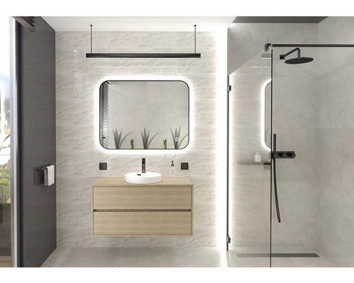 Helles Badezimmer mit Waschtisch, Spiegel mit Beleuchtung und Dusche