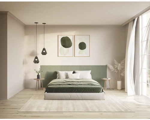 Chambre avec lit double, tables de chevet, lampes et décoration murale